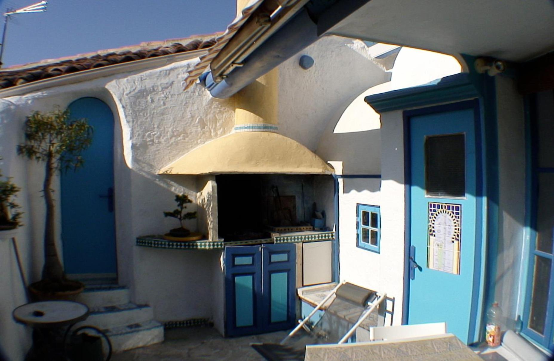 Terrasse Mediterraneenne Au Pied Des Collines De Marcel Pagnol *